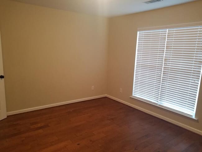Building Photo - 423 Tarsel Ct