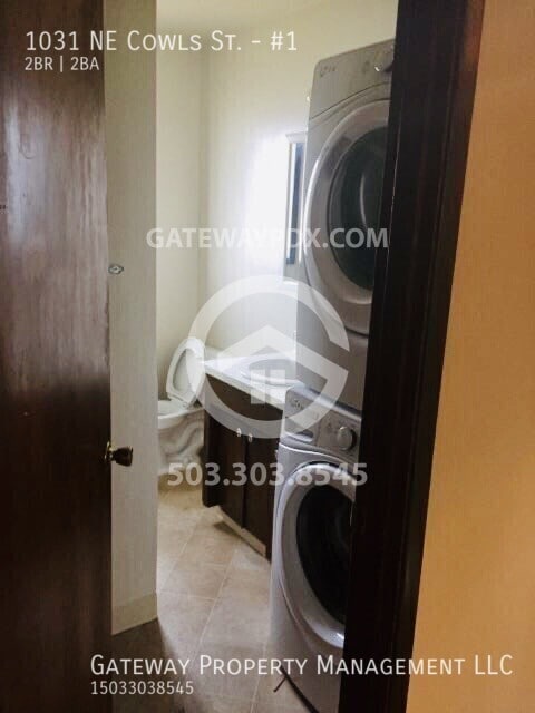 Building Photo - 1031 NE Cowls St