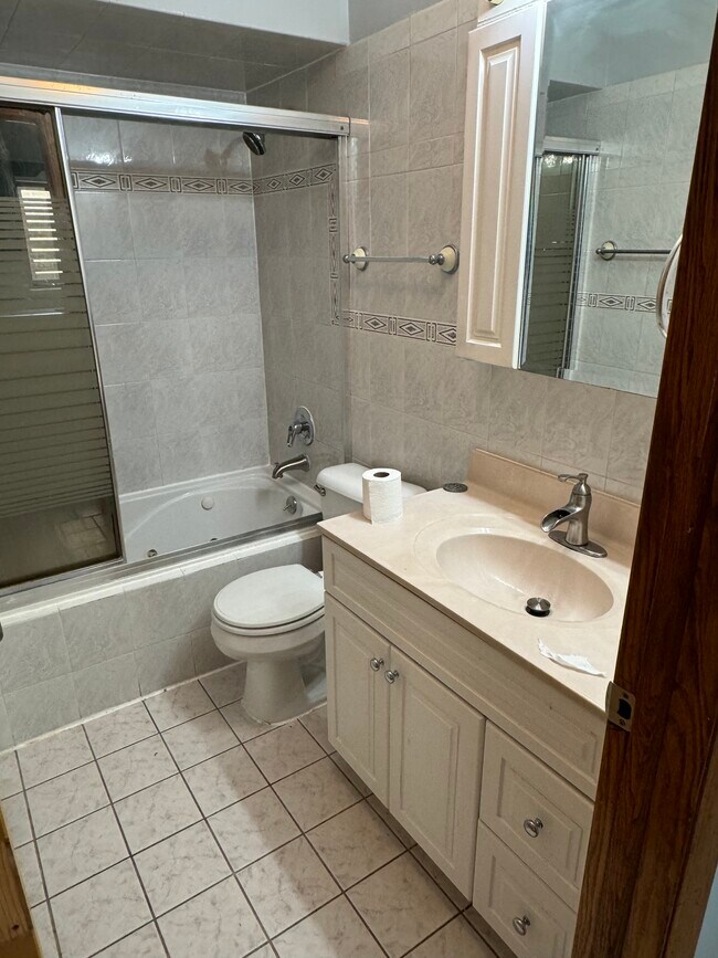 Full bathroom - 2714 N Mason Ave