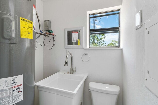Building Photo - 209 Pope Bend S