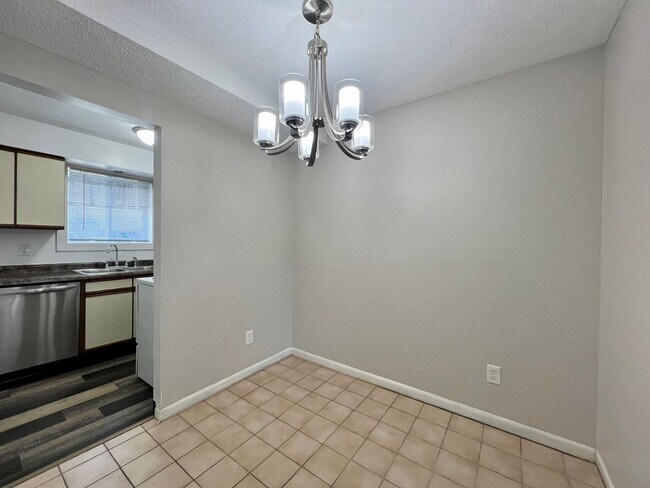 Building Photo - 2 Bed 1.5 Bath Apartment for rent!