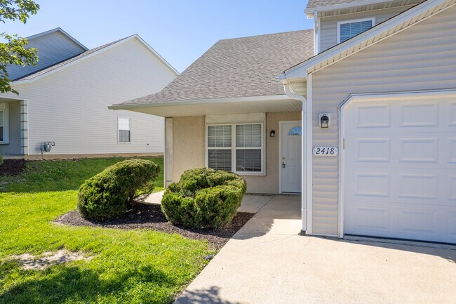 Building Photo - 2418 Northampton Dr