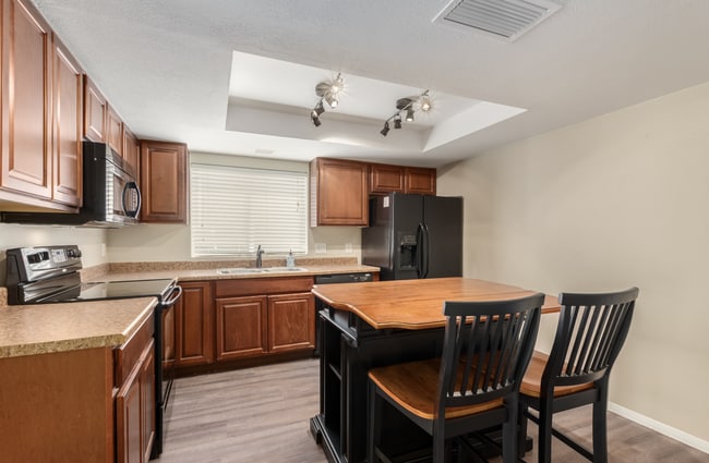 Building Photo - 2215 N Los Altos Dr