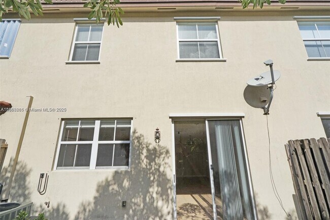 Building Photo - 1048 NE 208th St