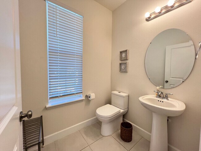 Building Photo - Gorgeous Furnished Home in Winter Garden!