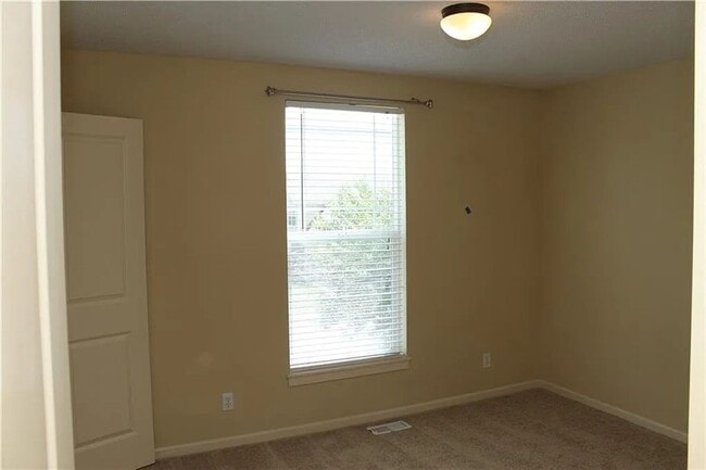 Building Photo - 732 Highland Dr