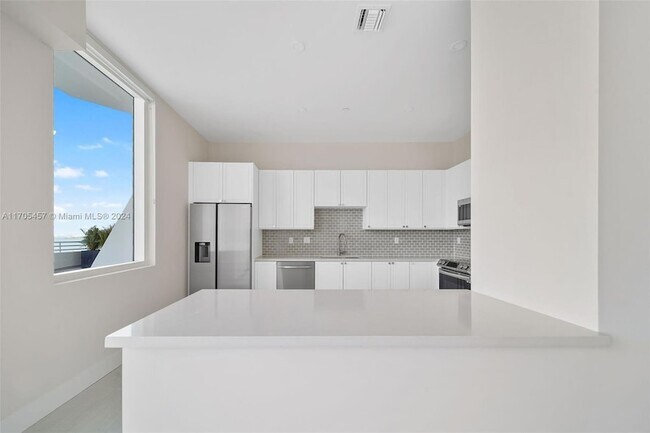 Building Photo - 555 NE 34th St