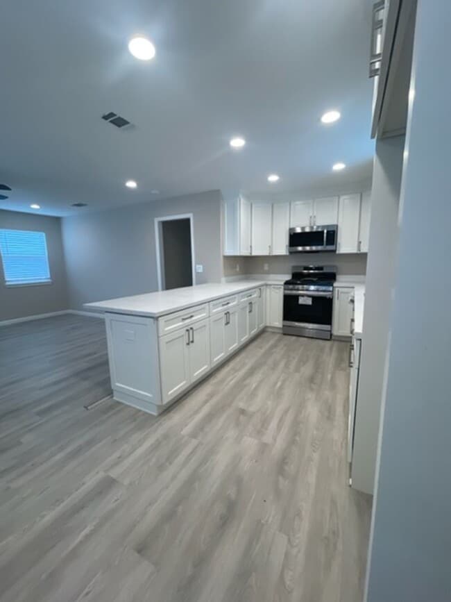 Building Photo - For Rent: Beautifully Updated 3-Bedroom Ho...