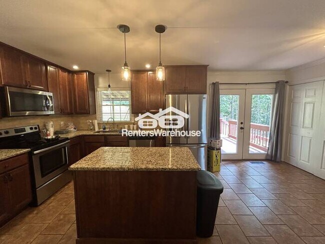 Building Photo - Beautifully maintained traditional 4-bedroom 2 and 12 bath home!