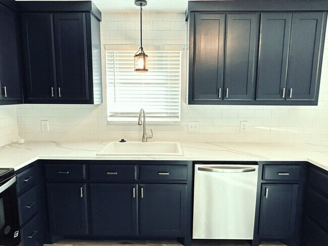 Building Photo - 2114 Allenhurst St