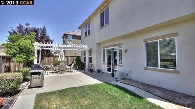 Building Photo - Gorgeous Contemporary Home with Many Luxur...