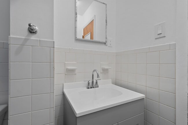 Building Photo - 406 7th St