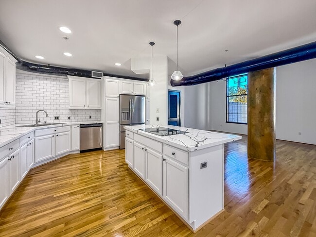 Building Photo - 1005 S Shepherd Dr