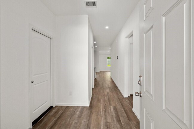 Building Photo - 11845 Summertime Dr