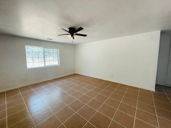 Building Photo - $1,795 Belmont & McCall, 2 Bedroom - Belmo...
