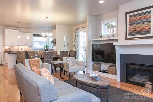 Building Photo - Darling Home Located in the Heart of NW Bend!