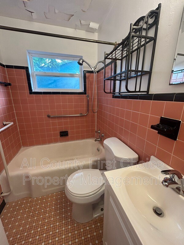 Building Photo - 5115 28th Ave S