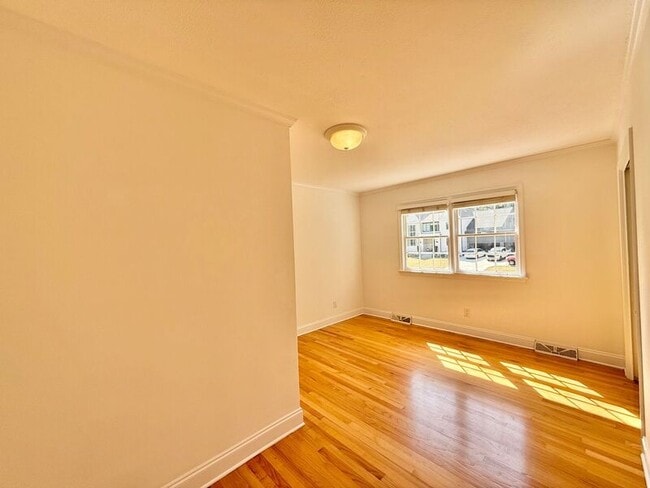 Building Photo - 1402 Hedgelawn Way