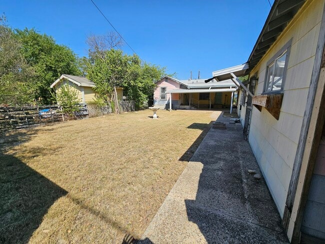 Building Photo - 3214 W Travis St