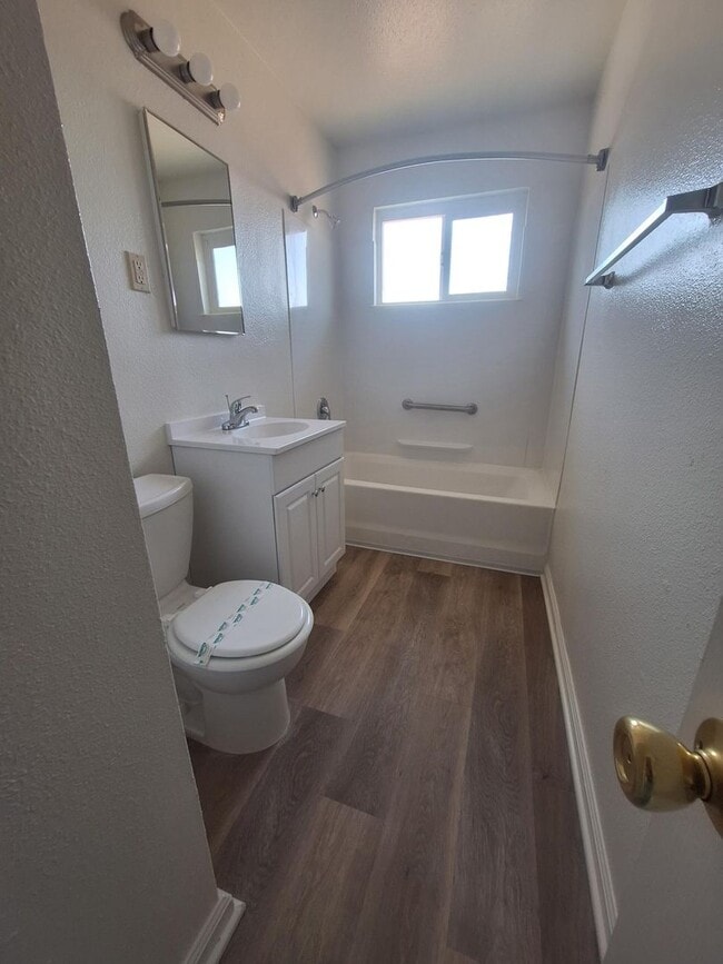 Building Photo - Beautifully Renovated 3-Bedroom, 1-Bath Duplex in Clairemont