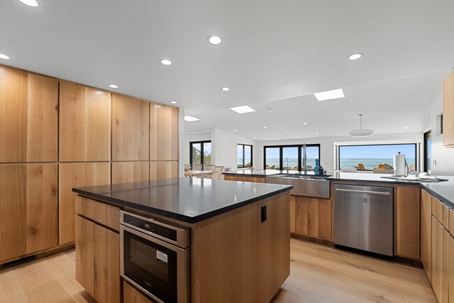 Building Photo - 2988 Solimar Beach Dr