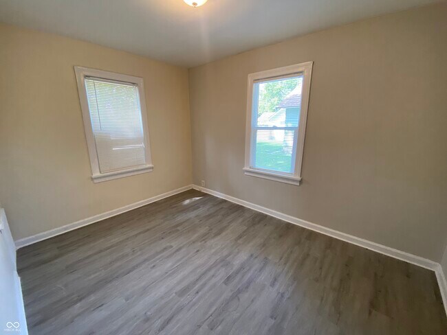 Building Photo - 1464 N Gladstone Ave