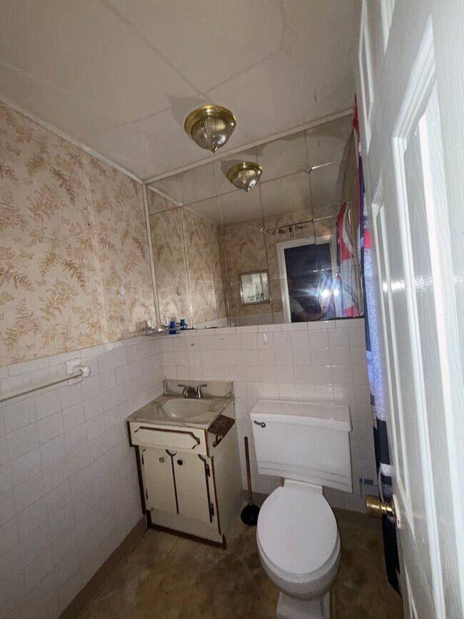 Building Photo - 3br 2 bath home on large lot