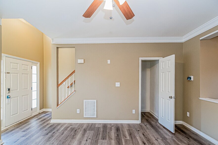 Building Photo - 5125 Casland Dr