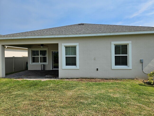 Building Photo - 4 Bedroom 2 bath beautiful spacious home i...
