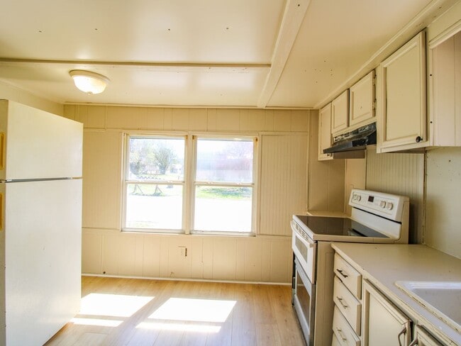 Building Photo - Excellent Location close to Fayetteville!