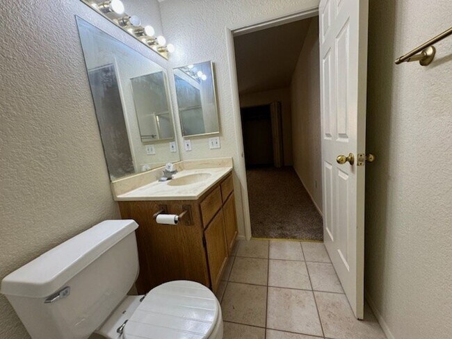 Building Photo - 2BR Condo w/Marina and Dock-Gated Waterfro...