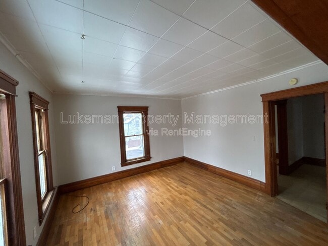 Building Photo - 515 Village St