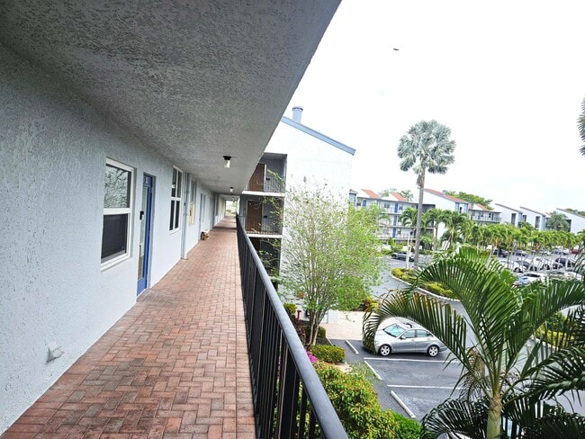 Building Photo - 14747 Cumberland Dr