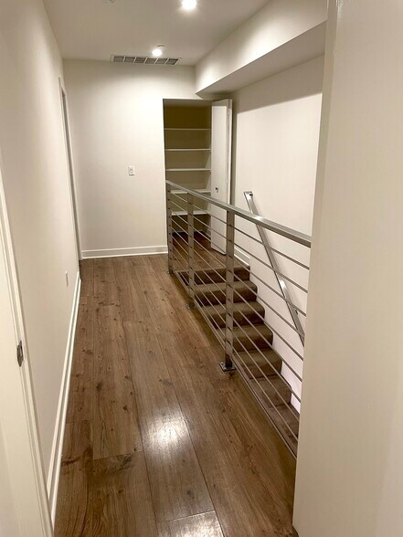 Building Photo - 6143 Fountain Ave