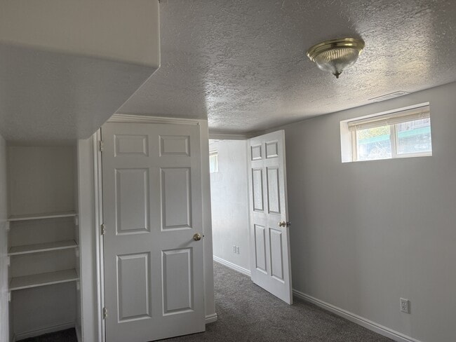 Building Photo - 219 Country Club Dr
