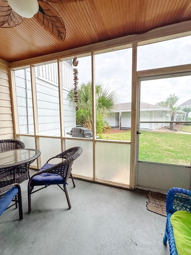 Building Photo - Unfurnished 2 Bedroom Townhome Near the Be...