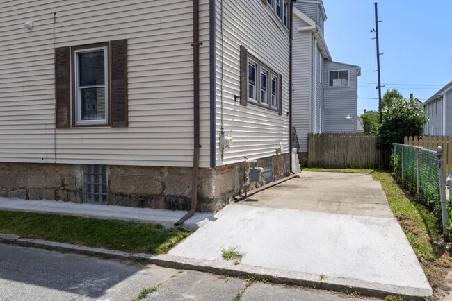 Building Photo - 6 Coffin Ave Ct