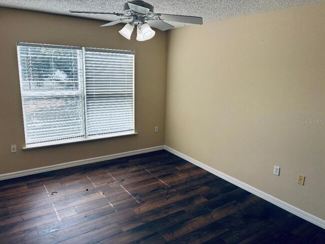 Building Photo - 5662 Oakwood Knoll Dr