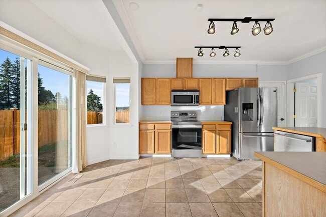 Building Photo - Modern 4-Bedroom Home with 5-Piece Primary...