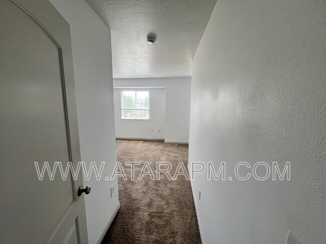 Building Photo - 574 Northlake Dr