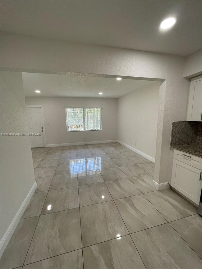 Building Photo - 1515 S 14th Ave