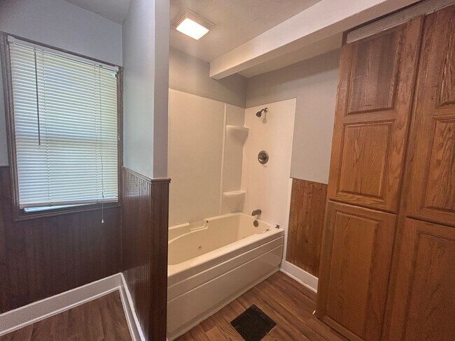 Building Photo - 3 Bedroom with a bonus room in East Davenport