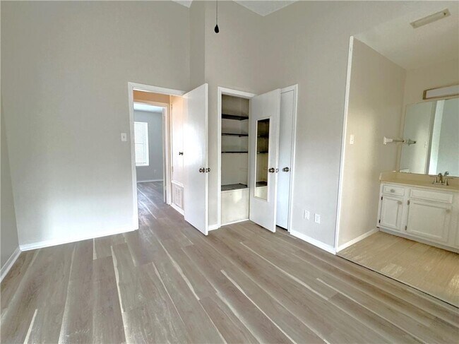 Building Photo - 5900 Grelot Rd