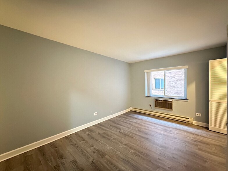 Building Photo - 3825 N Pine Grove Ave