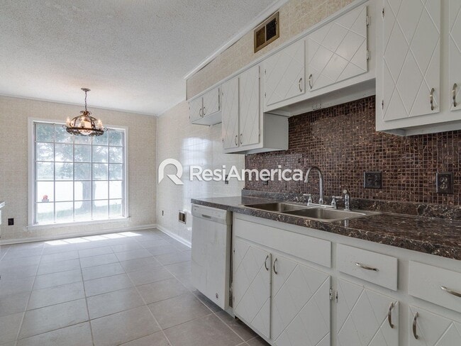 Building Photo - 3BR/2B Renovated Lake House Available For ...