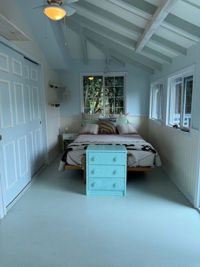 Building Photo - Charming Craftsman in Sunny Coquille! Month to Month Short Term Rental Only.