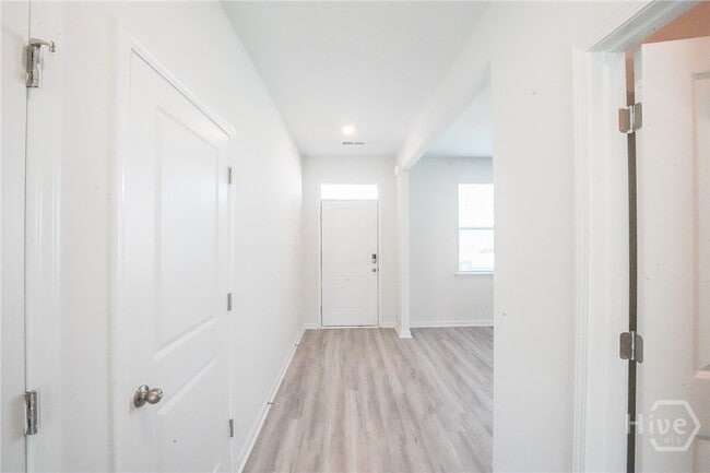 Building Photo - 102 Windrush Pnes