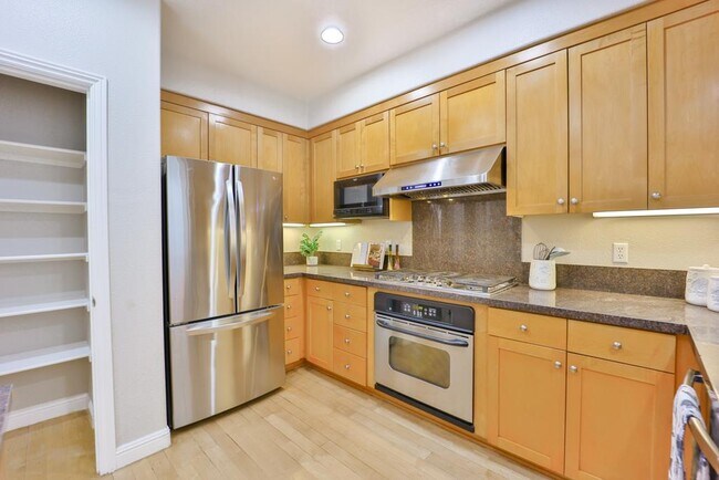 Building Photo - 492 Tyndall St