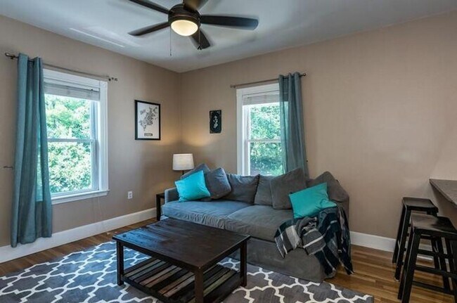 Building Photo - Spacious 4 Bed, 2 Bath Luxury Condo for Re...