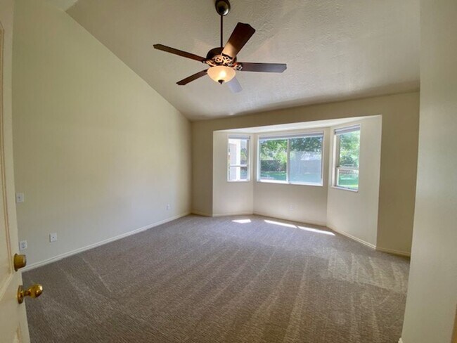 Building Photo - SPACIOUS HOME FOR RENT!